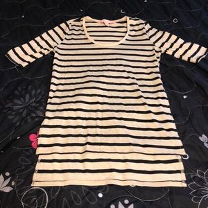 Mid arm length t shirt like shirt.